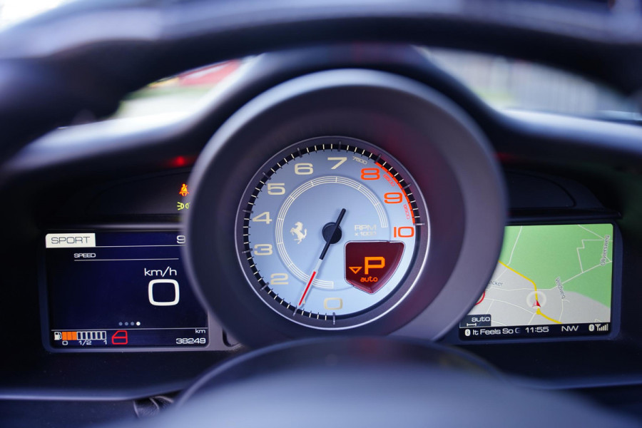 Ferrari 488 3.9 Spider HELE Passenger Display Carbon Lifting