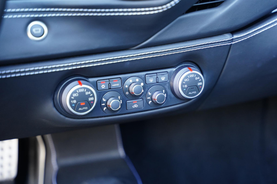 Ferrari 488 3.9 Spider HELE Passenger Display Carbon Lifting