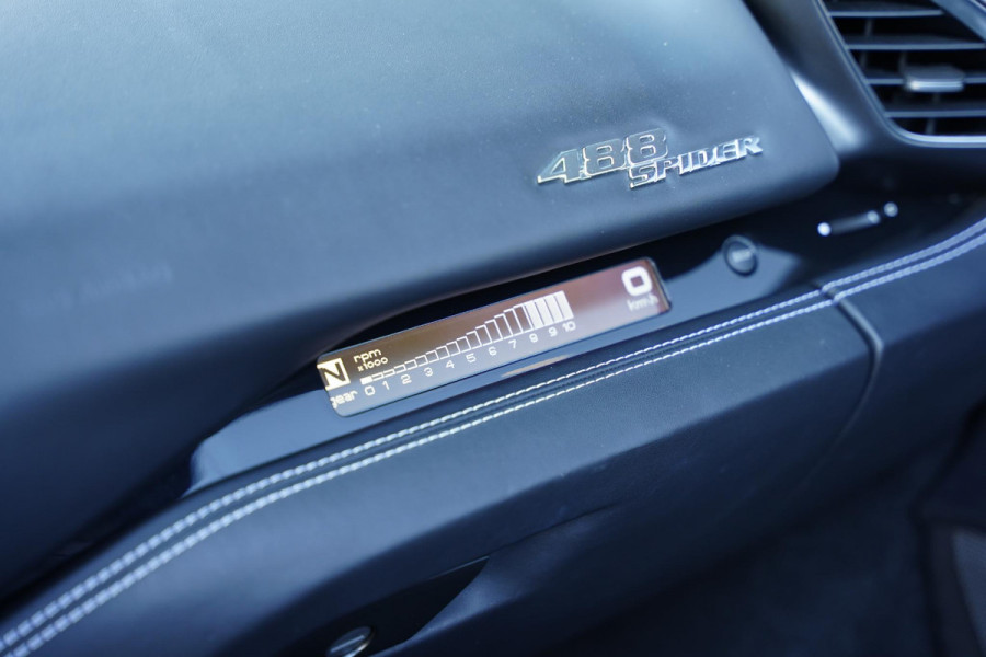 Ferrari 488 3.9 Spider HELE Passenger Display Carbon Lifting