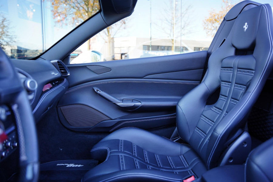 Ferrari 488 3.9 Spider HELE Passenger Display Carbon Lifting