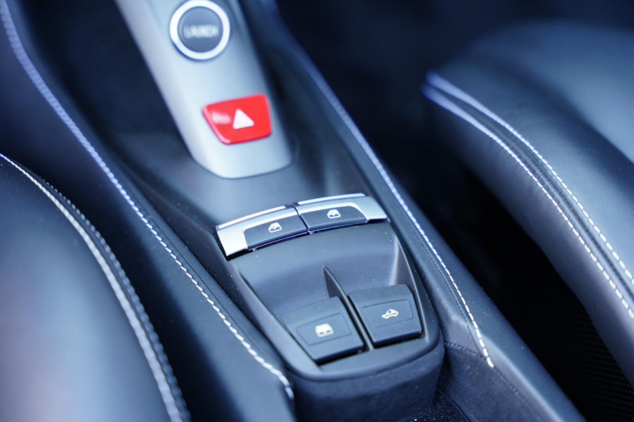 Ferrari 488 3.9 Spider HELE Passenger Display Carbon Lifting