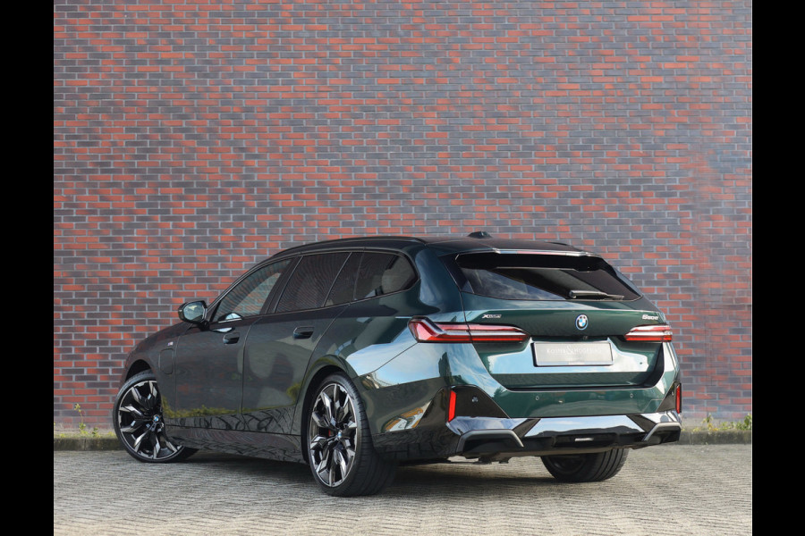 BMW 5 Serie Touring 550e xDrive | Oxford Green - Pano - Trekhaak - B&W