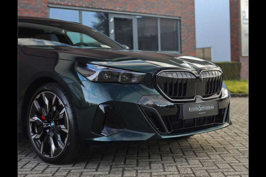 BMW 5 Serie Touring 550e xDrive | Oxford Green - Pano - Trekhaak - B&W