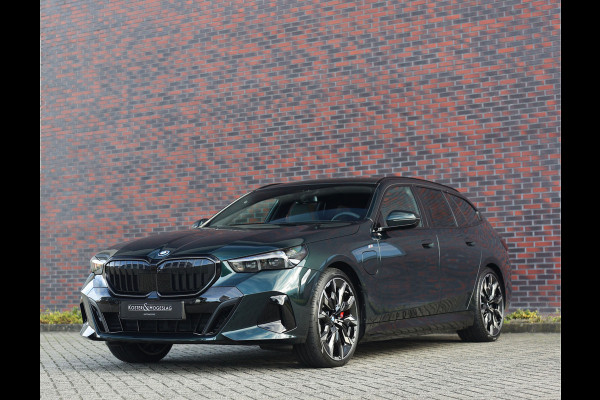 BMW 5 Serie Touring 550e xDrive | Oxford Green - Pano - Trekhaak - B&W