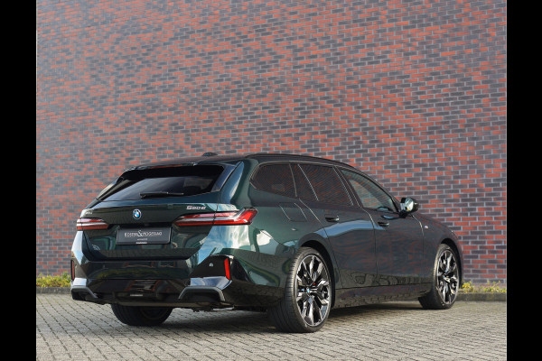 BMW 5 Serie Touring 550e xDrive | Oxford Green - Pano - Trekhaak - B&W