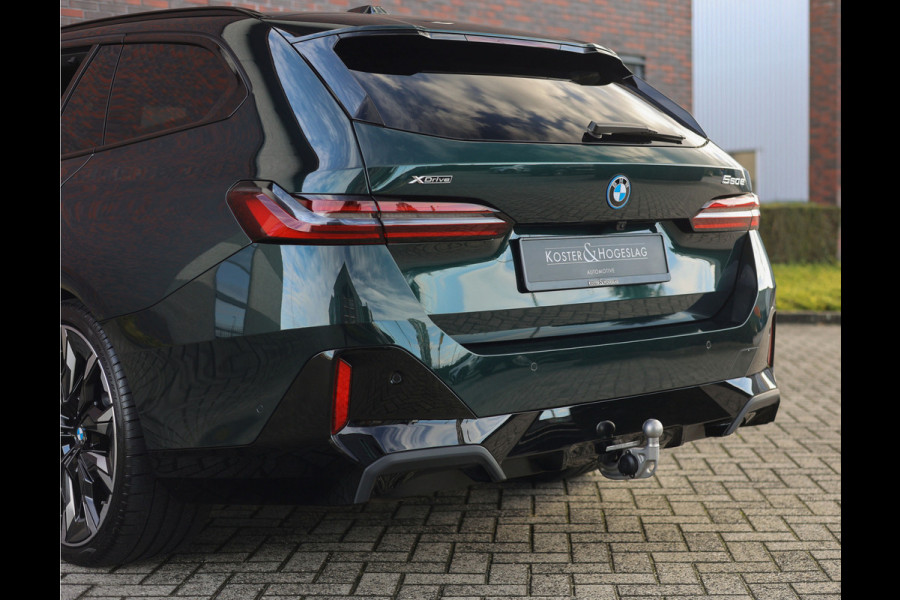 BMW 5 Serie Touring 550e xDrive | Oxford Green - Pano - Trekhaak - B&W
