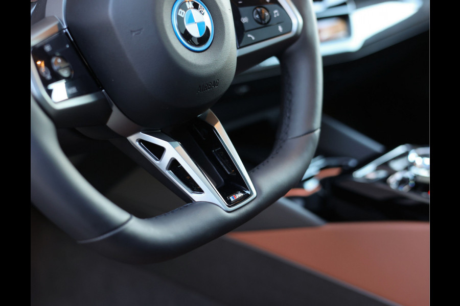 BMW 5 Serie Touring 550e xDrive | Oxford Green - Pano - Trekhaak - B&W