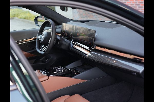 BMW 5 Serie Touring 550e xDrive | Oxford Green - Pano - Trekhaak - B&W
