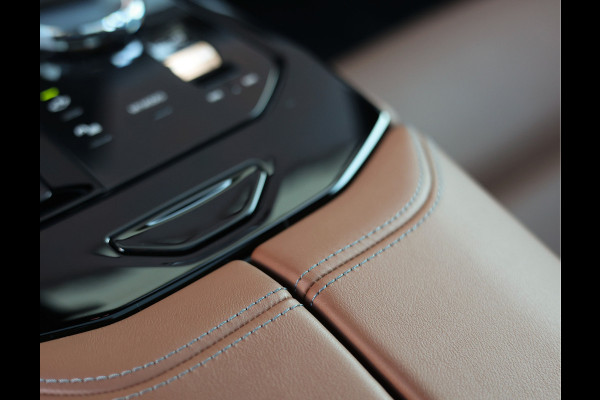 BMW 5 Serie Touring 550e xDrive | Oxford Green - Pano - Trekhaak - B&W