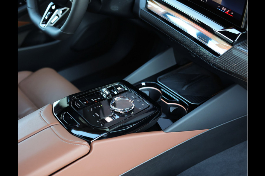 BMW 5 Serie Touring 550e xDrive | Oxford Green - Pano - Trekhaak - B&W