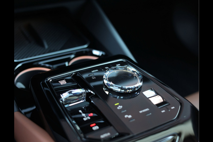 BMW 5 Serie Touring 550e xDrive | Oxford Green - Pano - Trekhaak - B&W