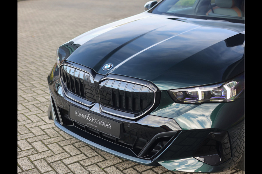BMW 5 Serie Touring 550e xDrive | Oxford Green - Pano - Trekhaak - B&W