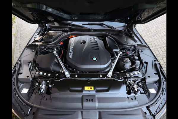 BMW 5 Serie Touring 550e xDrive | Oxford Green - Pano - Trekhaak - B&W