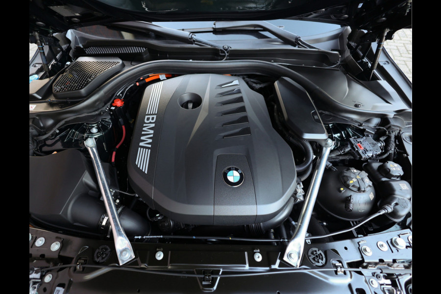 BMW 5 Serie Touring 550e xDrive | Oxford Green - Pano - Trekhaak - B&W