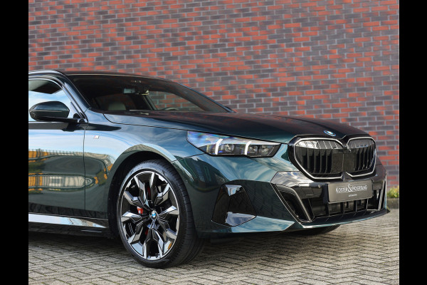 BMW 5 Serie Touring 550e xDrive | Oxford Green - Pano - Trekhaak - B&W