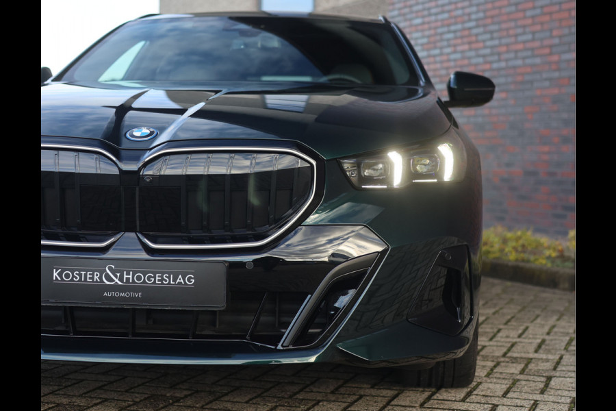 BMW 5 Serie Touring 550e xDrive | Oxford Green - Pano - Trekhaak - B&W