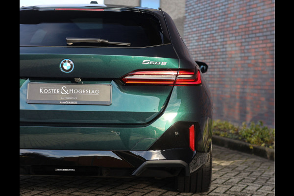 BMW 5 Serie Touring 550e xDrive | Oxford Green - Pano - Trekhaak - B&W