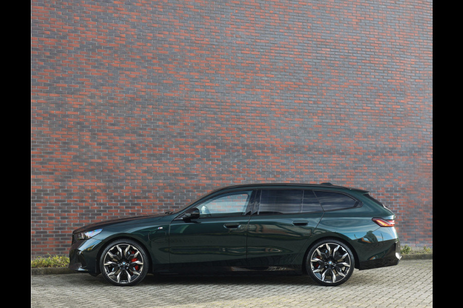 BMW 5 Serie Touring 550e xDrive | Oxford Green - Pano - Trekhaak - B&W