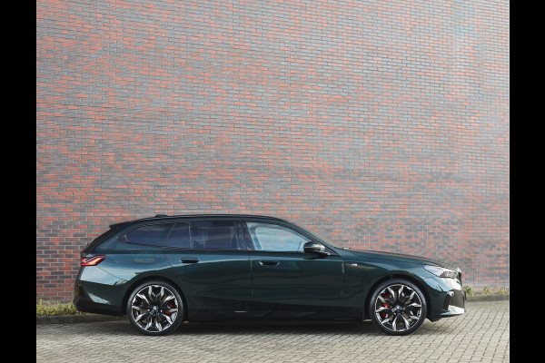 BMW 5 Serie Touring 550e xDrive | Oxford Green - Pano - Trekhaak - B&W