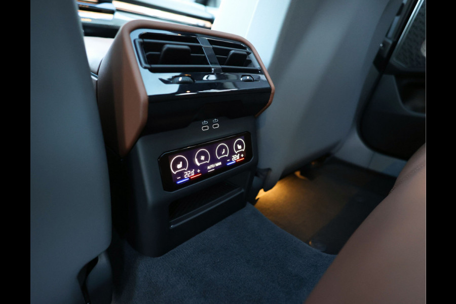 BMW 5 Serie Touring 550e xDrive | Oxford Green - Pano - Trekhaak - B&W