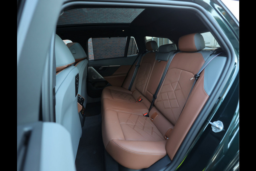 BMW 5 Serie Touring 550e xDrive | Oxford Green - Pano - Trekhaak - B&W