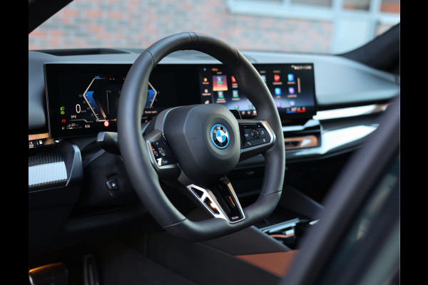 BMW 5 Serie Touring 550e xDrive | Oxford Green - Pano - Trekhaak - B&W