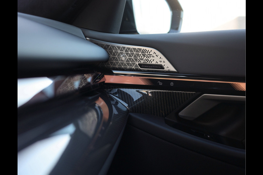 BMW 5 Serie Touring 550e xDrive | Oxford Green - Pano - Trekhaak - B&W