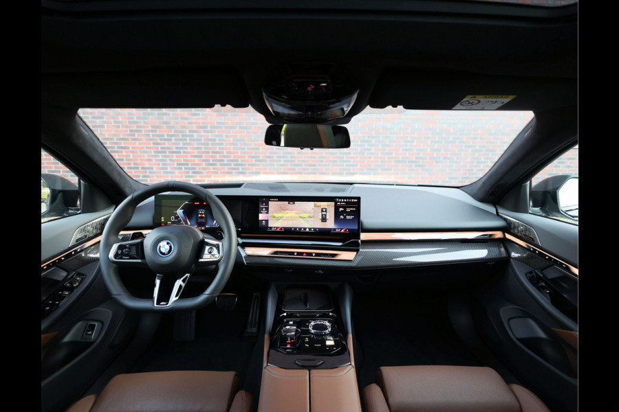 BMW 5 Serie Touring 550e xDrive | Oxford Green - Pano - Trekhaak - B&W