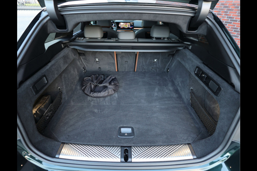 BMW 5 Serie Touring 550e xDrive | Oxford Green - Pano - Trekhaak - B&W
