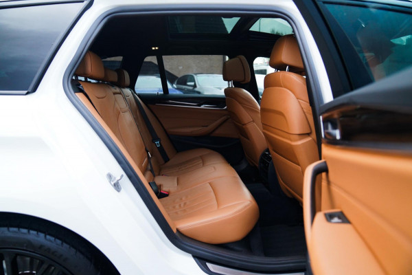 BMW 5 Serie Touring 530i xDrive High Executive | M-pakket | Head up Display | 360 cam | Memory | Park Assist | Adaptieve cruise |