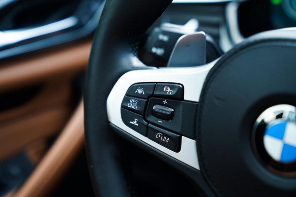 BMW 5 Serie Touring 530i xDrive High Executive | M-pakket | Head up Display | 360 cam | Memory | Park Assist | Adaptieve cruise |