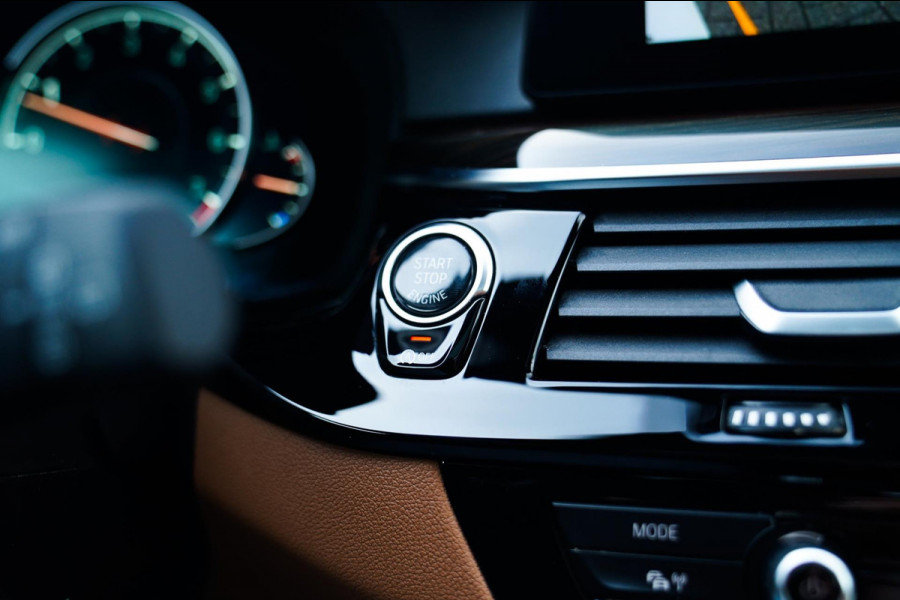 BMW 5 Serie Touring 530i xDrive High Executive | M-pakket | Head up Display | 360 cam | Memory | Park Assist | Adaptieve cruise |