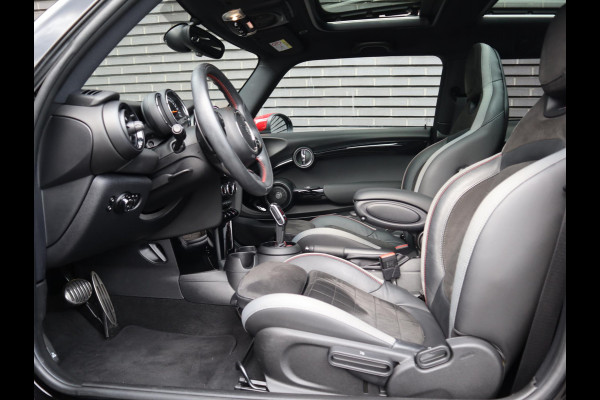 MINI Hatchback Cooper S Automaat 3 deurs / John Cooper Works Exterieur / Panoramadak / John Cooper Works Interieur / Apple CarPlay / LED / 17 Inch / Extra Getint Glas / Sportstoelen / Navigatie Plus / Climate Control / Harman Kardon / DAB / Bluetooth