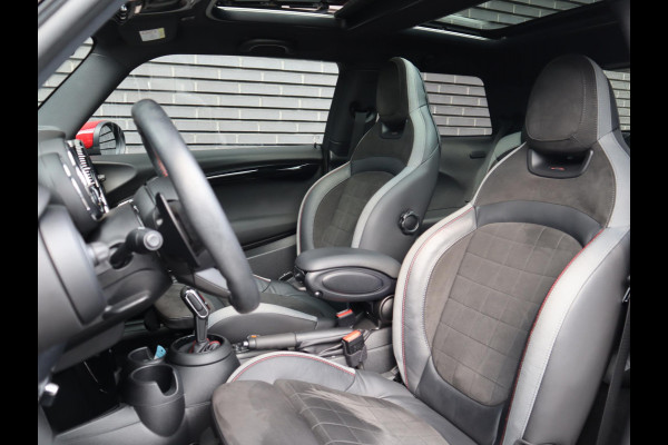MINI Hatchback Cooper S Automaat 3 deurs / John Cooper Works Exterieur / Panoramadak / John Cooper Works Interieur / Apple CarPlay / LED / 17 Inch / Extra Getint Glas / Sportstoelen / Navigatie Plus / Climate Control / Harman Kardon / DAB / Bluetooth
