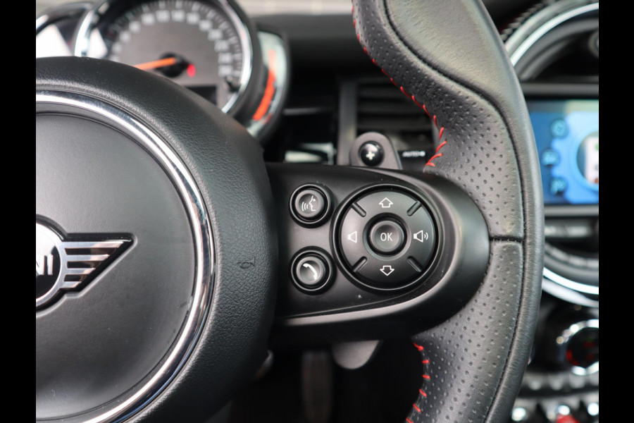 MINI Hatchback Cooper S Automaat 3 deurs / John Cooper Works Exterieur / Panoramadak / John Cooper Works Interieur / Apple CarPlay / LED / 17 Inch / Extra Getint Glas / Sportstoelen / Navigatie Plus / Climate Control / Harman Kardon / DAB / Bluetooth