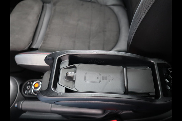 MINI Hatchback Cooper S Automaat 3 deurs / John Cooper Works Exterieur / Panoramadak / John Cooper Works Interieur / Apple CarPlay / LED / 17 Inch / Extra Getint Glas / Sportstoelen / Navigatie Plus / Climate Control / Harman Kardon / DAB / Bluetooth