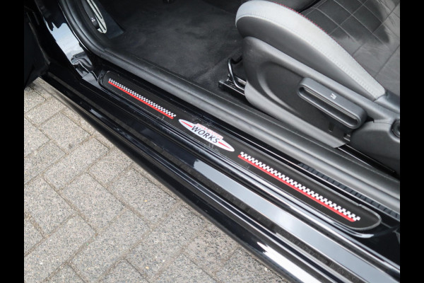 MINI Hatchback Cooper S Automaat 3 deurs / John Cooper Works Exterieur / Panoramadak / John Cooper Works Interieur / Apple CarPlay / LED / 17 Inch / Extra Getint Glas / Sportstoelen / Navigatie Plus / Climate Control / Harman Kardon / DAB / Bluetooth