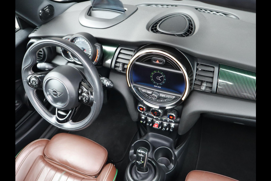 MINI Hatchback Cooper Automaat 3 deurs / 60 Years Edition / Panoramadak / Harman Kardon / Head-Up Display  / Leder / 17 Inch / Stoelverwarming / LED / Extra Getint Glas / Sportstoelen / Climate Control
