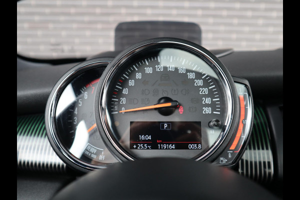 MINI Hatchback Cooper Automaat 3 deurs / 60 Years Edition / Panoramadak / Harman Kardon / Head-Up Display  / Leder / 17 Inch / Stoelverwarming / LED / Extra Getint Glas / Sportstoelen / Climate Control