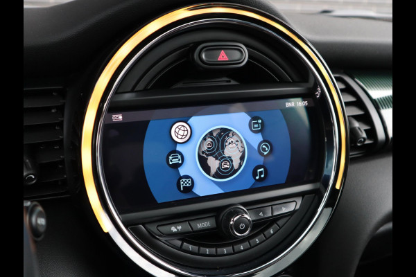 MINI Hatchback Cooper Automaat 3 deurs / 60 Years Edition / Panoramadak / Harman Kardon / Head-Up Display  / Leder / 17 Inch / Stoelverwarming / LED / Extra Getint Glas / Sportstoelen / Climate Control
