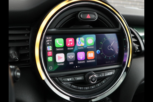 MINI Hatchback Cooper Automaat 3 deurs / 60 Years Edition / Panoramadak / Harman Kardon / Head-Up Display  / Leder / 17 Inch / Stoelverwarming / LED / Extra Getint Glas / Sportstoelen / Climate Control