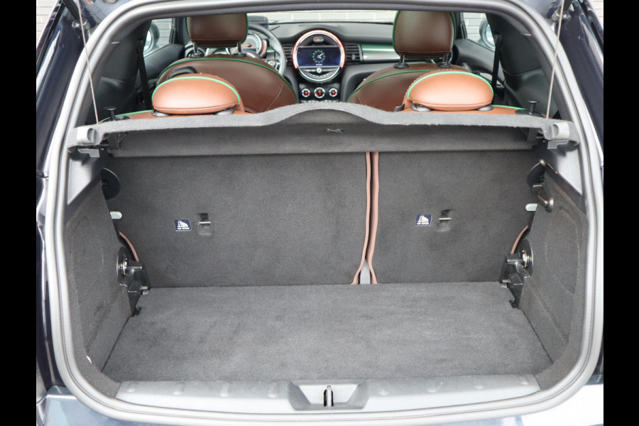 MINI Hatchback Cooper Automaat 3 deurs / 60 Years Edition / Panoramadak / Harman Kardon / Head-Up Display  / Leder / 17 Inch / Stoelverwarming / LED / Extra Getint Glas / Sportstoelen / Climate Control
