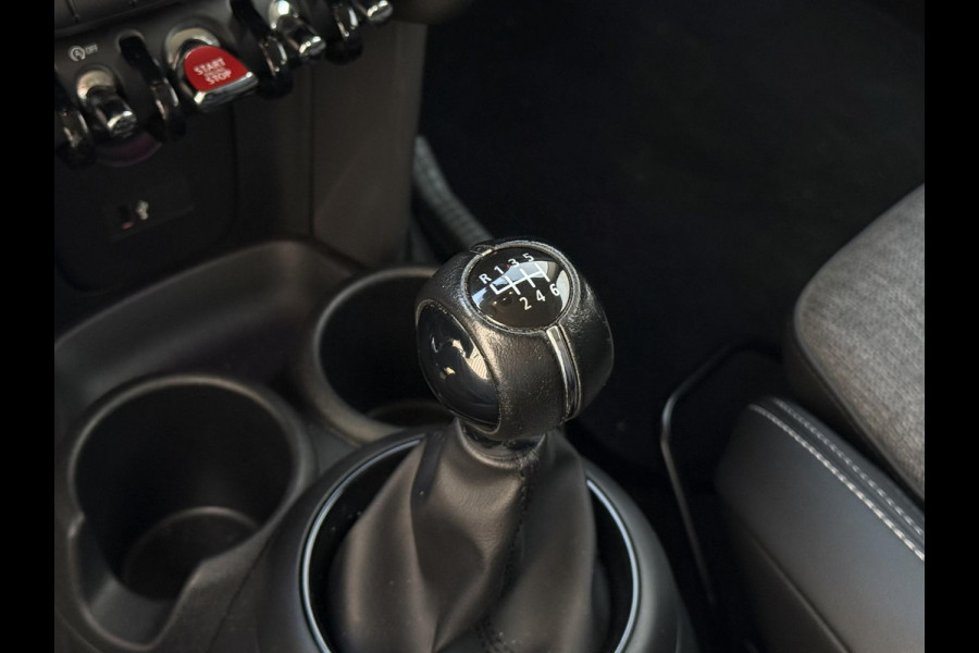 MINI Hatchback Cooper 5 deurs / Navigatie / Sportstoelen /  Climate Control / LED / Cruise Control / 17 Inch / Chrome Line