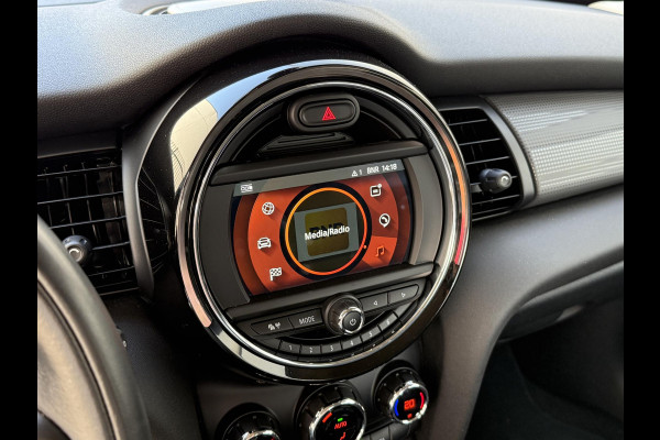 MINI Hatchback Cooper 5 deurs / Navigatie / Sportstoelen /  Climate Control / LED / Cruise Control / 17 Inch / Chrome Line