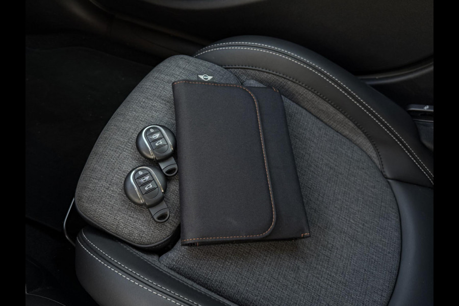 MINI Hatchback Cooper 5 deurs / Navigatie / Sportstoelen /  Climate Control / LED / Cruise Control / 17 Inch / Chrome Line