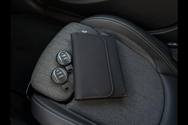 MINI Hatchback Cooper 5 deurs / Navigatie / Sportstoelen /  Climate Control / LED / Cruise Control / 17 Inch / Chrome Line