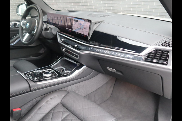 BMW X5 xDrive50e High Executive M Sport Pakket Automaat / Driving Assistant Professional / Stoelventilatie / Panoramadak / Trekhaak / Luchtvering / Iconic Glow / Gesture Control / Harman Kardon / Innovation Pakket / Craftedclarity / Stoelverwarmin voor+achter