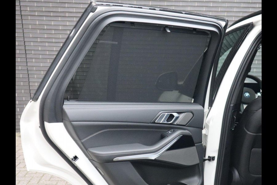 BMW X5 xDrive50e High Executive M Sport Pakket Automaat / Driving Assistant Professional / Stoelventilatie / Panoramadak / Trekhaak / Luchtvering / Iconic Glow / Gesture Control / Harman Kardon / Innovation Pakket / Craftedclarity / Stoelverwarmin voor+achter