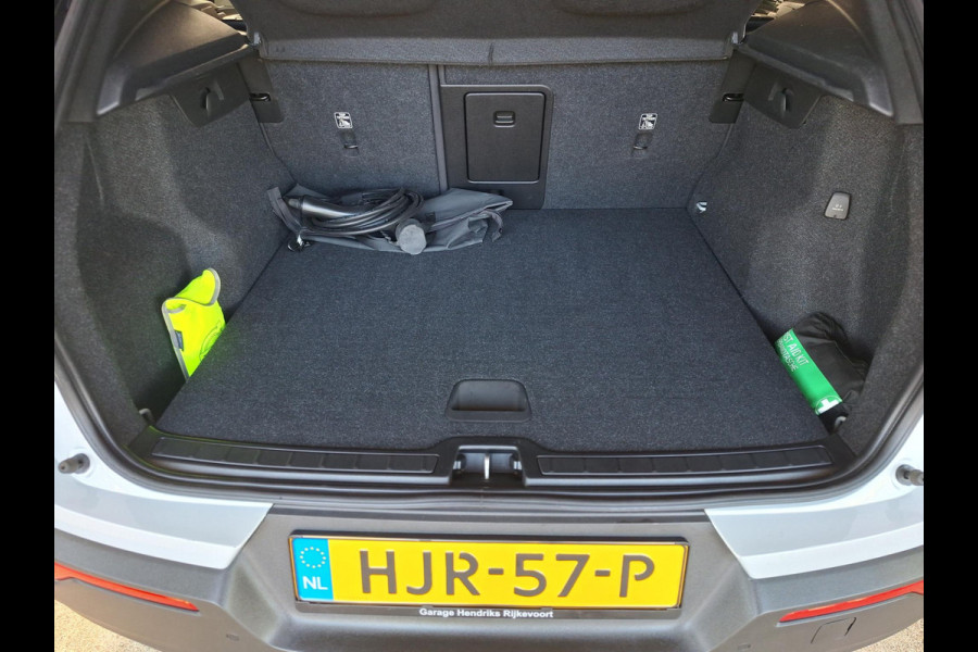 Volvo XC40 1.5 T4 Recharge R-Design | Trekhaak 1800kg | Pano | Leder Alcantara | Two Tone | (occasion)