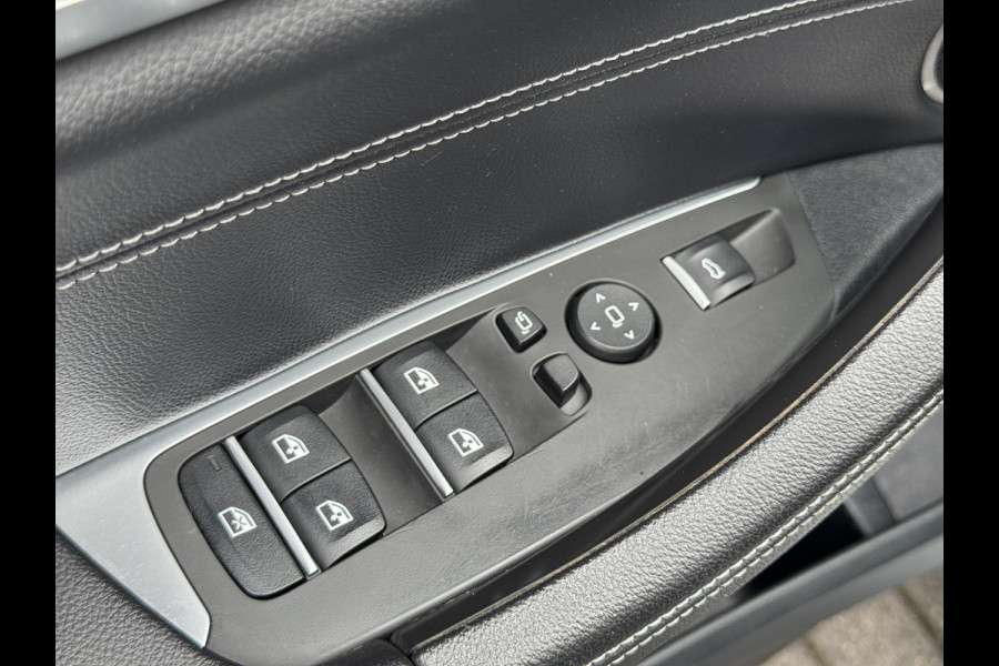 BMW X3 xDrive30i High Executive M Sport Pakket Automaat / Navigatiesysteem Professional / Panoramadak / Trekhaak / Driving Assistant / Adaptief Onderstel / Elektrisch Verstelbare Stoelen / Hifi / Stoelverwarming / Extra Getint Glas / 20 Inch